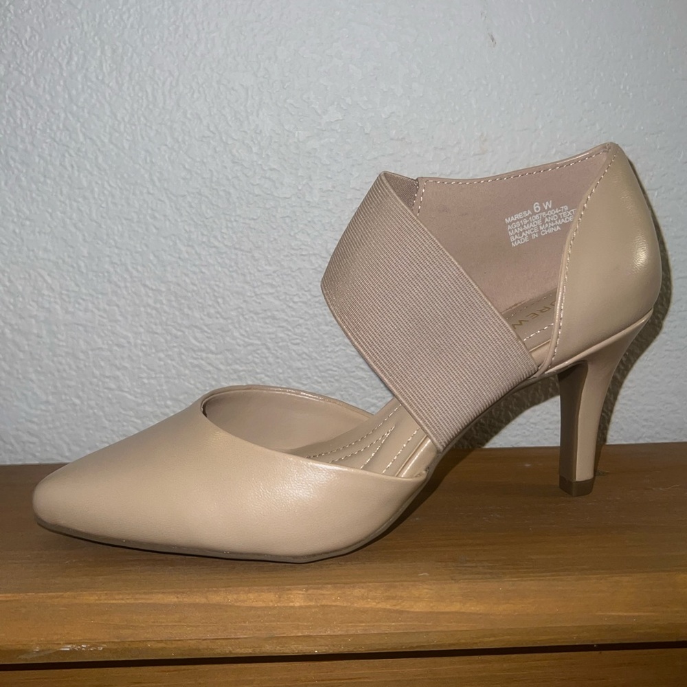 New Andrew Geller Closed Toed Heels Size 6W